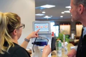 VX-40-Wavefront-Lens-Analyzer-Lifestyle